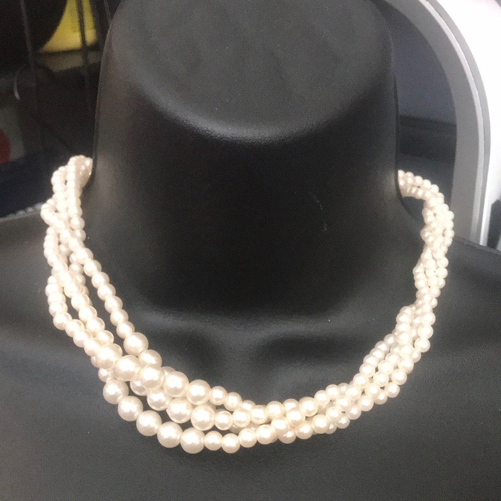 Elegant Cream Faux Pearl Necklace Vintage Swirl